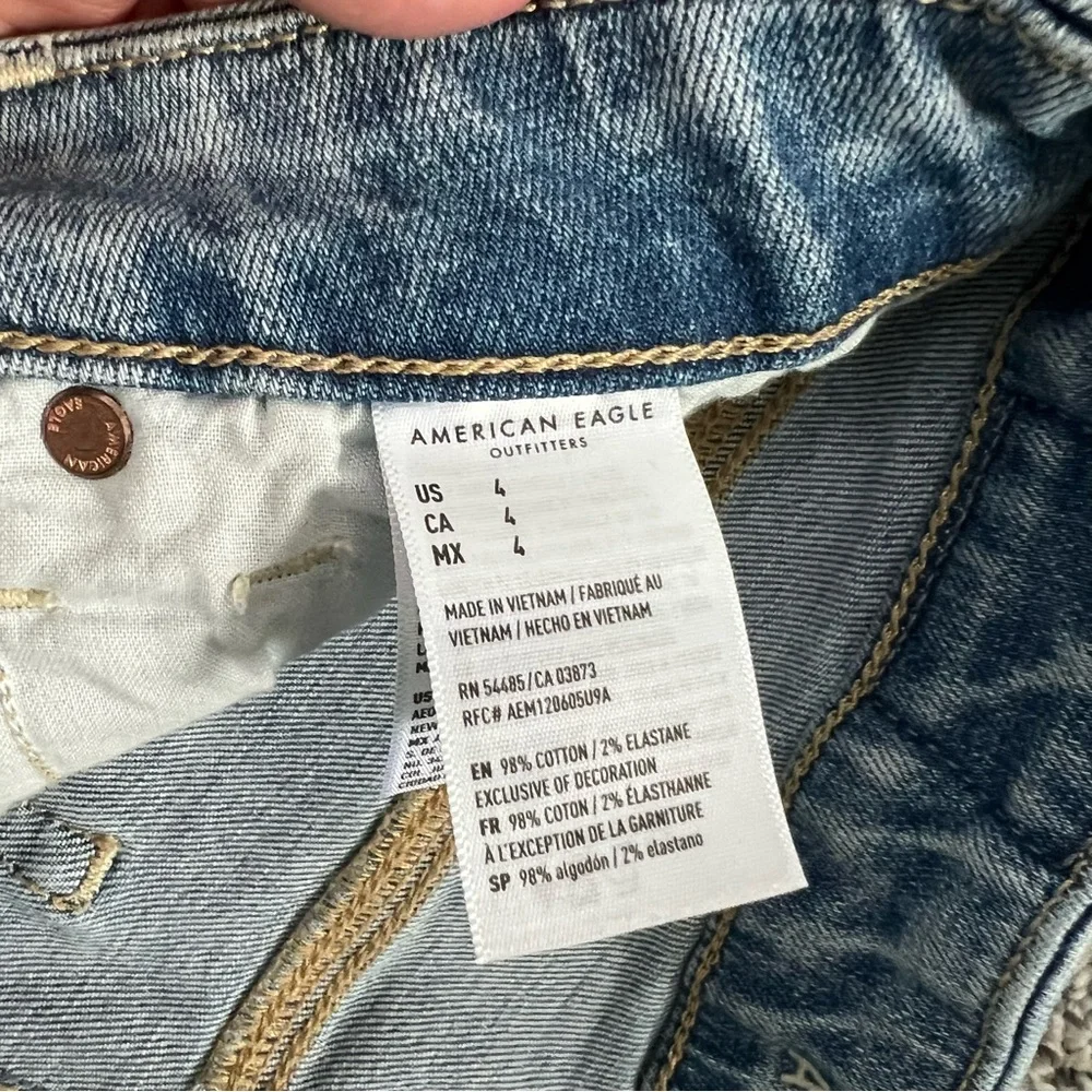 AE American Eagle Curvy Hi Rise Shortie Light Wash Jean Shorts - Picture 5 of 10
